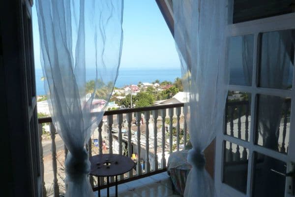 Chambre Flamboyant avec balcon privatif et vue sur l'océan à l'auberge Éliz'O Z'Îles