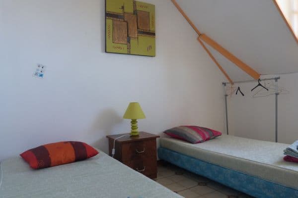 Chambre Vanille avec deux lits simples et vue sur la mer, hostel à La Réunion